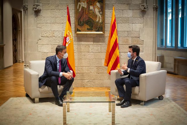 Archivo - Arxiu - El president del Govern central, Pedro Sánchez, i el de la Generalitat, Pere Aragonès, en una reunió a Palau de la Generalitat