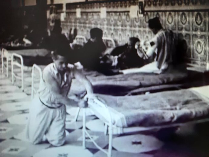 Fotograma de la película, en el que puede verse a un mutilado en el Claustro de Derecho de la UMU.