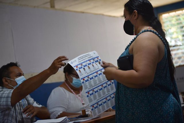 Archivo - Colegio electoral en Managua, Nicaragua