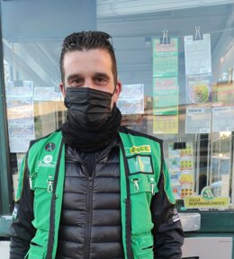 Francisco Javier García, vendedor de la ONCE en Coria del Río.