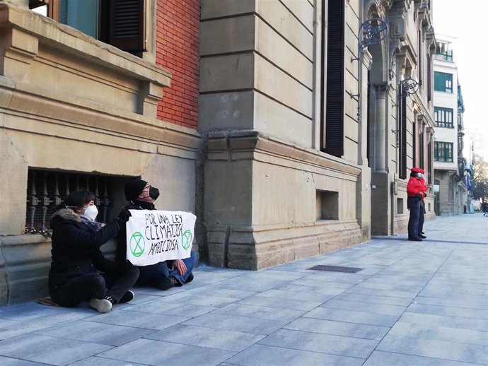 Activistas de Extinction Rebellion Pamplona se encadenan en el Parlamento de Navarra