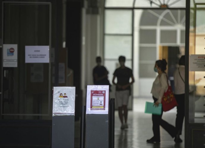 Archivo - Carteles informativos en la US con las medidas de seguridad por el covid.