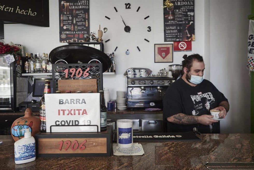 Un camarero trabajando en un bar
