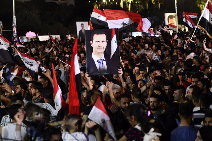 Archivo - HANDOUT - 28 May 2021, Syria, Damascus: Supporters of Syrian President Bashar al-Assad gather at Umayyin Square as they celebrate his relection following the announcement of the Syrian presidential election results. Photo: -/SANA/dpa - ATTENTI