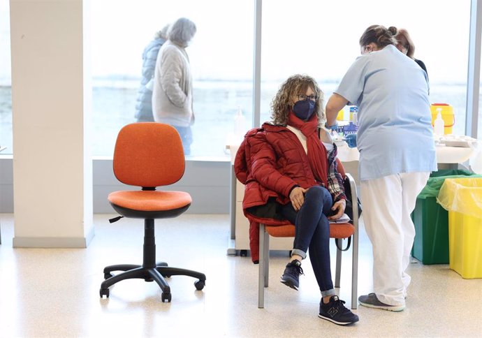 Una persona recibe una vacuna contra el Covid-19, en el Hospital Infanta Sofía, a 30 de diciembre de 2021, en San Sebastián de los Reyes, Madrid, (España). 