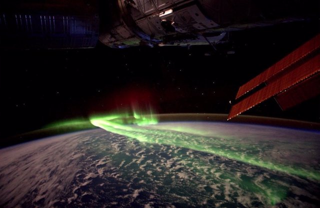 La energía y las partículas del sol interactúan con los gases de la atmósfera para crear asombrosos espectáculos de luces llamados auroras, como esta instancia de las Luces del Sur vistas desde la Estación Espacial Internacional en 2012.