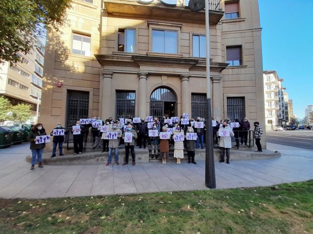 Concentración de UGT y CCOO para rechazar el asesinato de una mujer en Tudela