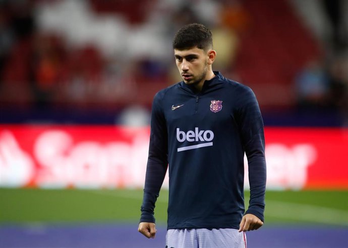 Archivo - Yusuf Demir of FC Barcelona warms up during the spanish league, La Liga Santander, football match played between Atletico de Madrid and FC Barcelona at Wanda Metropolitano stadium on October 02, 2021, in Madrid, Spain.