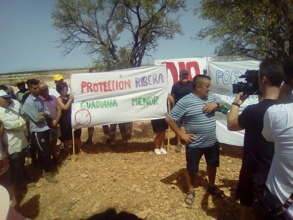 Archivo - Concentración contra un proyecto de macrogranja porcina en Zújar, en imagen de archivo