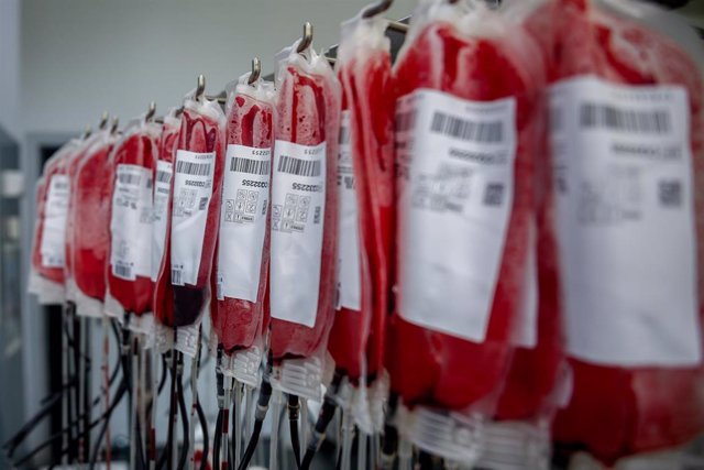 Bolsas de sangre en un centro de transfusión (imagen de archivo)