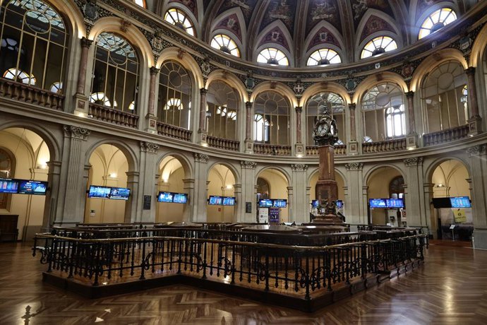 Varios paneles del Ibex en el Palacio de la Bolsa, a 12 de enero de 2022, en Madrid, (España). 
