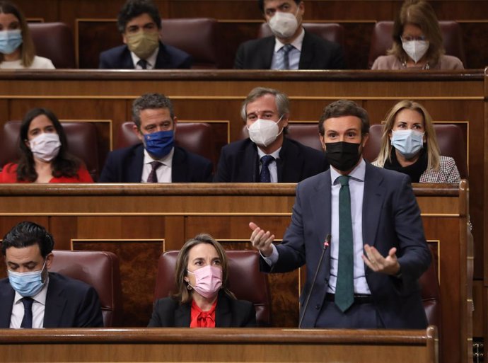 El presidente del PP, Pablo Casado, interviene en el pleno del Congreso de los Diputados, a 22 de diciembre de 2021, en Madrid (España). Durante esta sesión de control al Gobierno, la última de 2021, el Ejecutivo tiene que hacer frente a las preguntas q