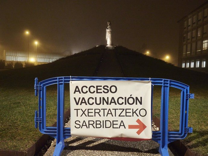 Acceso al centro de vacunación en el Seminario de Pamplona.