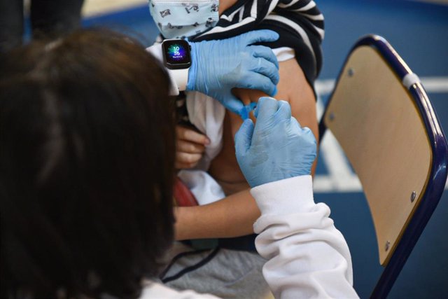 Un niño recibe la vacuna contra el Covid-19, foto de recurso