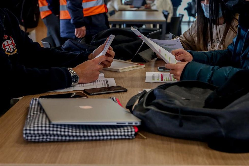 Varios alumnos estudian en una sala de estudio