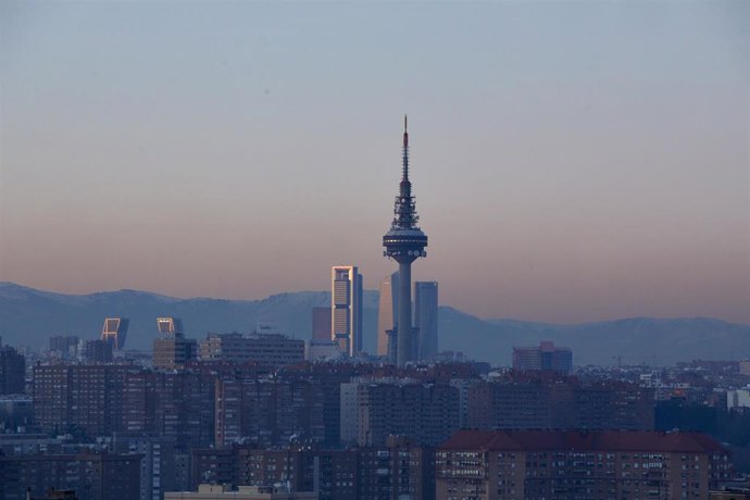 Archivo - Capa de contaminación sobre la ciudad desde el Cerro del Tío Pío  