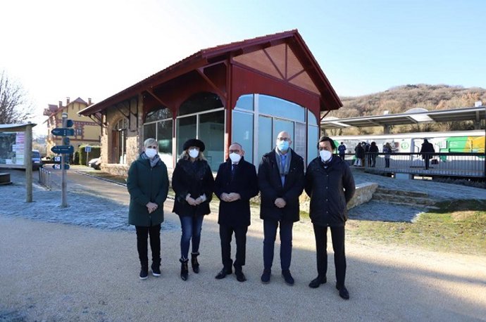 El diputado general de Álava, Ramiro González, ha inaugurado este jueves el recientemente recuperado y rehabilitado edificio acompañado de la segunda teniente de diputado general, Cristina González, el diputado foral de Medio Ambiente Jose Antonio Galera