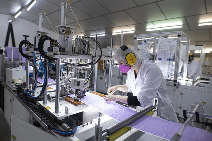 Archivo - Una trabajadora hace mascarillas FPP2