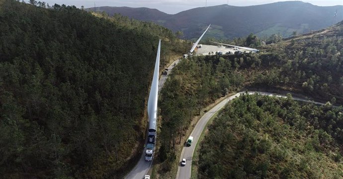 Traslado de palas del parque eólico de Buseco en Asturias