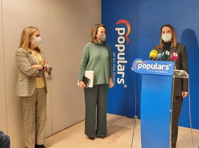La presidenta del PP de Baleares, Marga Prohens, junto con la portavoz del Grupo Popular en el Congreso, Cuca Gamarra, y la vicesecretaria de Política Social del PP, Ana Pastor.