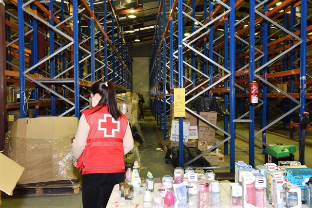 Archivo - Una voluntaria de Cruz Roja en La Palma