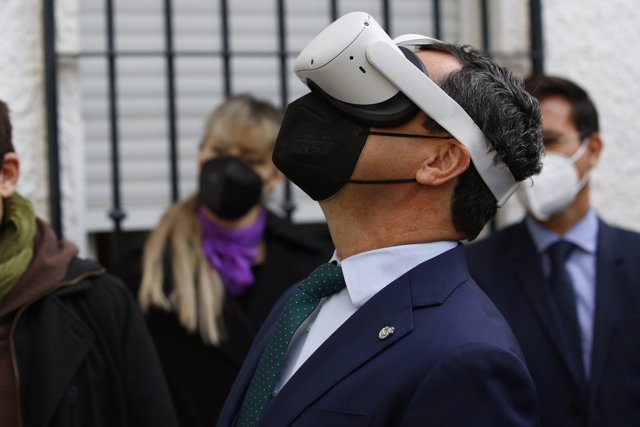 El Presidente de la Junta de Andalucia, Juanma  Moreno, con unas gafas de realidad virtual, después de asistir a la firma para el proyecto de construcción de la Infraestructura IFMIF-Donesa  a13 de enero 2022 en Escúzar (Granada, Andalucía)