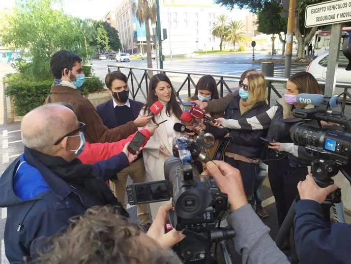 La secretaria general del grupo Vox en el Congreso de los Diputados, Macarena Olona, atiende a los medios en Almería.