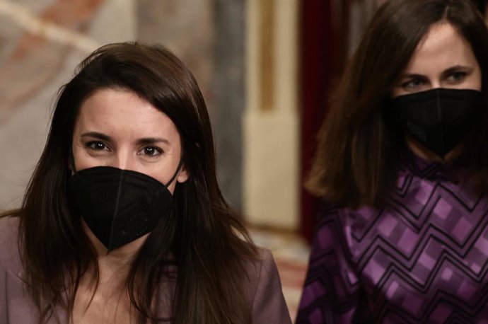 La ministra de Igualdad, Irene Montero (i); y la ministra de Derechos Sociales y Agenda 2030, Ione Belarra, a su llegada a una sesión plenaria en el Congreso de los Diputados, a 28 de diciembre de 2021, en Madrid, (España). La Cámara Baja acoge hoy el ú