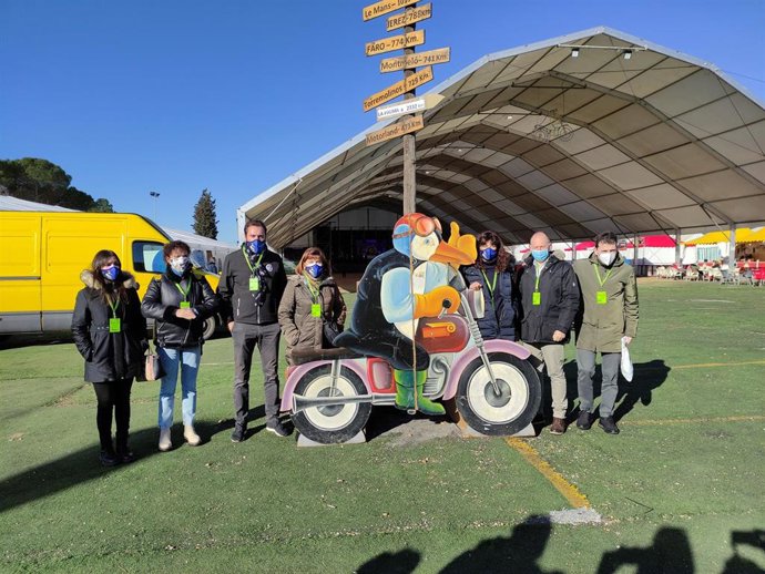 El alcalde de Valladolid, Óscar Puente, (tercero por la izquierda) junto a parte de la corporación municipal en Pingüinos.