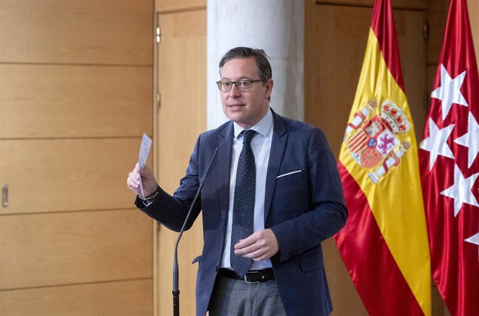 El portavoz del PP en la Asamblea, Alfonso Serrano, interviene  en una rueda de prensa anterior a una sesión plenaria en la Asamblea de Madrid, a 21 de diciembre de 2021, en Madrid, (España). La Asamblea de Madrid afronta durante hoy y mañana, 22 de dic