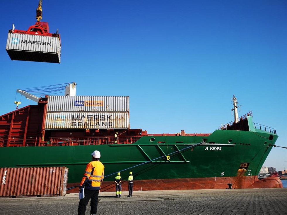 Archivo - Carga de contenedores en el Puerto de Almería