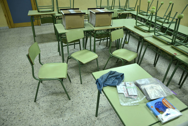 Sillas y mesas en un aula del Colegio de Educación Infantil y Primaria (CEIP) ‘Joaquín Costa’ de Madrid.