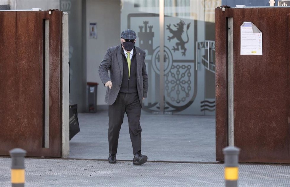 El comisario jubilado José Manuel Villarejo sale tras declarar en una nueva sesión del juicio por la operación Tándem, en la Audiencia Nacional.