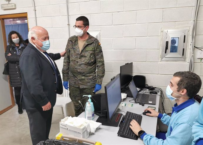 El consejero de Salud y Familias, Jesús Aguirre, visita el dispositivo de vacunación del Palacio de los Juegos Mediterráneos.