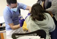 Sanitat i les comunitats acorden les dosis de reforç de la vacuna contra la covid-19 a tots els adults