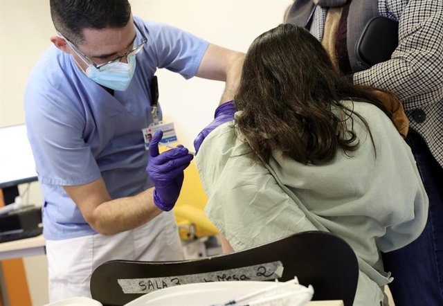 Arxiu - Un treballador sanitari injecta el vaccí contra la covid-19 a un menor
