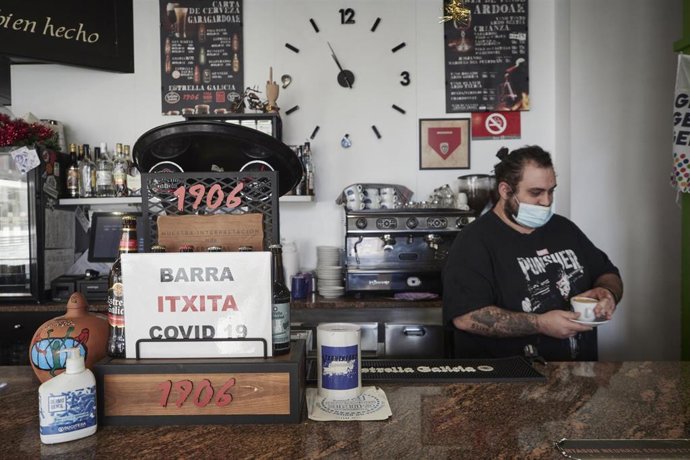 Un camarero trabajando en un bar