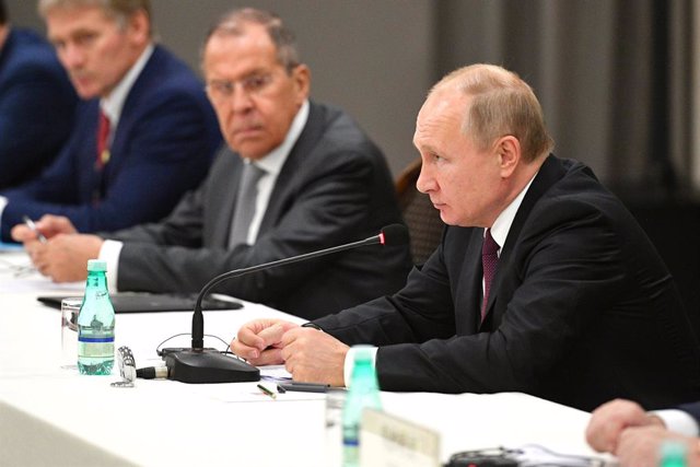 Rusia reitera su intención de dialogar con EEUU a pesar de las discrepancias Archivo - Vladimir Putin con Sergei Lavrov a su derecha y con el portavoz presidencial, Dimitri Peskov