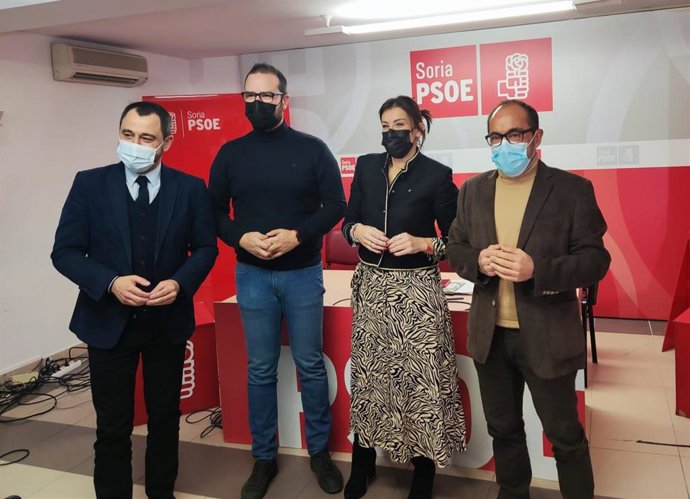 De izda a dcha: Javier Muñoz, Ángel Hernández, Ana Sánchez y Luis Rey en la reunión del PSOE en Soria.