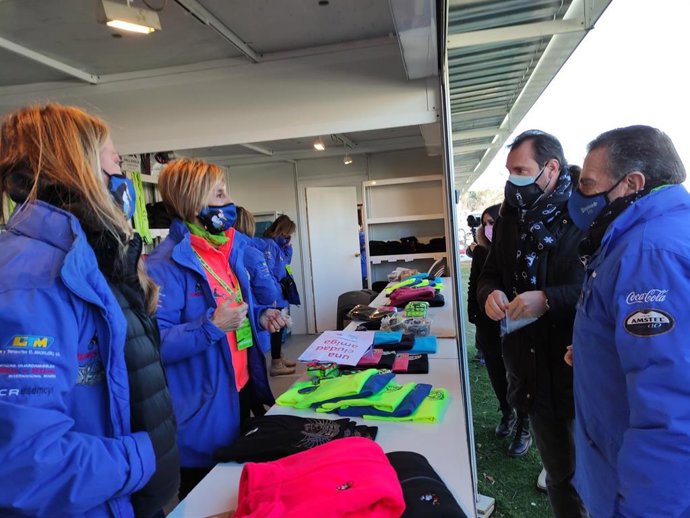 El alcalde de Valladolid, Óscar Puente, (al fondo a la derecha) junto al responsable de Turismoto, José Manuel Navas, en la tienda de recuerdos de Pingüinos.