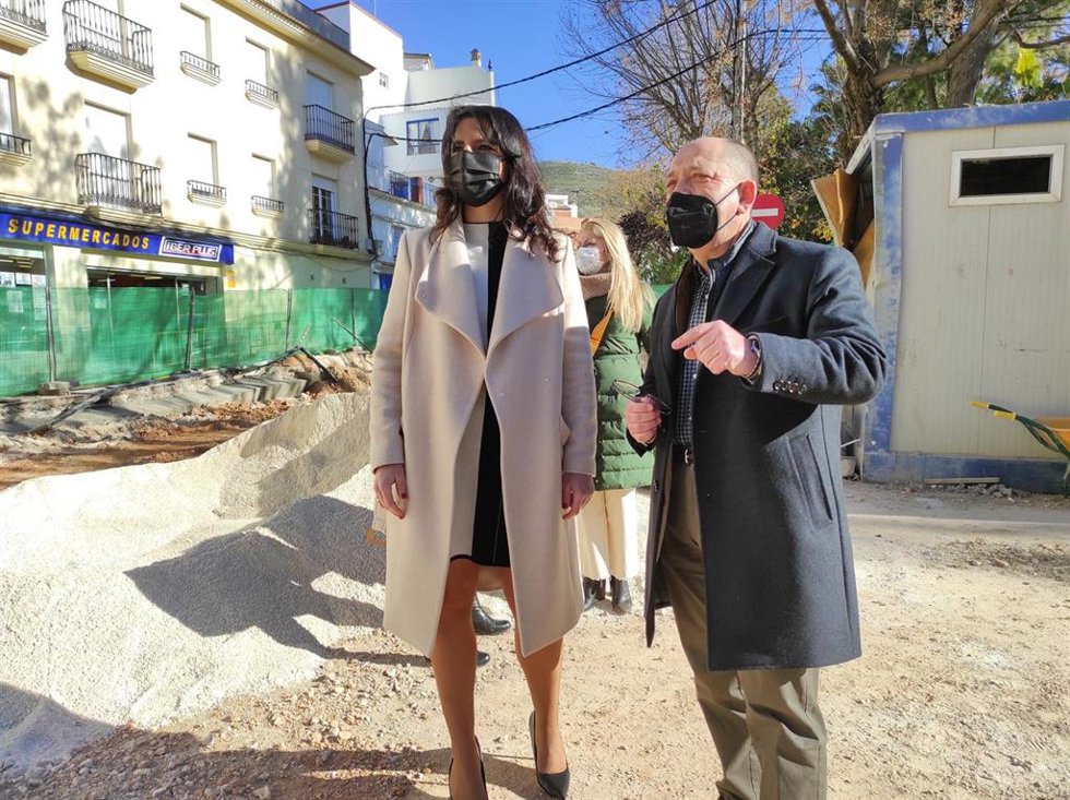 Purificación Joyera y Salvador Cubero visitan la obra de recanalización del arroyo que atraviesa Doña Mencía.