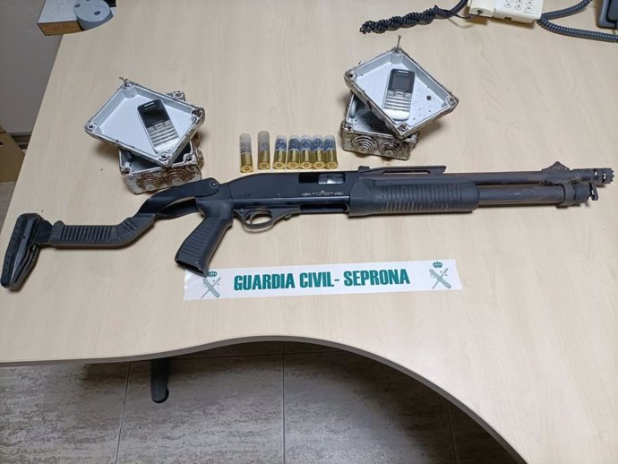 Arma y munición intervenidasa por la Guardia Civil a un investigado como presunto autor de caza mayor furtiva en Castroverde (Lugo).