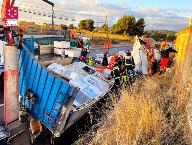 Archivo - Accidente de un camión en Sant Joan de Moró