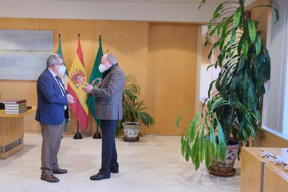 El presidente de la Diputación de Sevilla, Fernando Rodríguez Villalobos, y el subdelegado del Gobierno en Sevilla, Carlos Toscano.