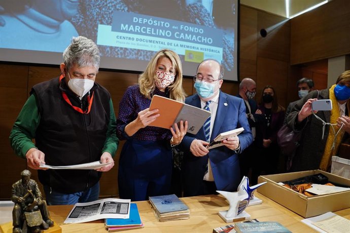El ministro de Cultura y Deporte, Miquel Iceta, y la vicepresidenta segunda del Gobierno y ministra de Trabajo y Economía Social, Yolanda Díaz, presiden el  acto de entrega por parte de Marcelino y Yenia Camacho  Samper.