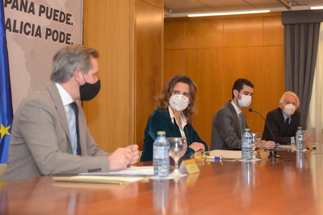 La ministra para la Transición Ecológica, Teresa Ribera, y el delegado del Gobierno en Galicia, José Miñones, participan en una reunión con empresarios