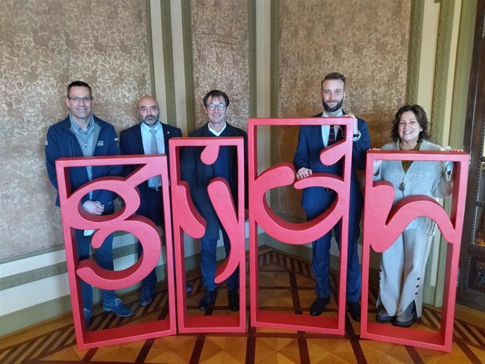 Representantes del Ayuntamiento de Gijón  y de Pornic, así como del puerto Deportivo de Gijón, durante el acuerdo para la organización de la regata 'Rally de Gascogne',  en Gijón