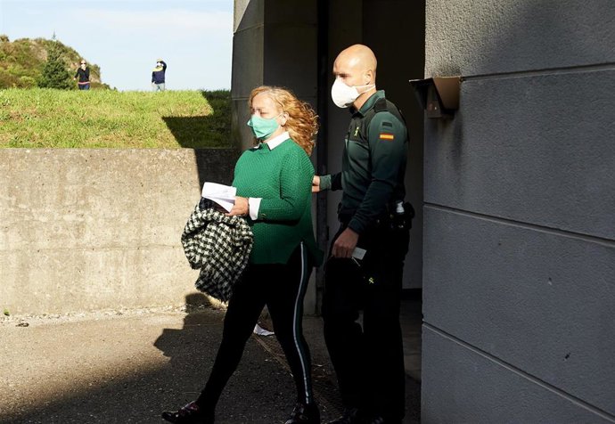 Archivo - Carmen Merino, la acusada por el crimen del cráneo de Castro Urdiales, sale custodiada por agente de la Guardia Civil a su salida del Juzgado de Instrucción número 3 de Castro Urdiales.