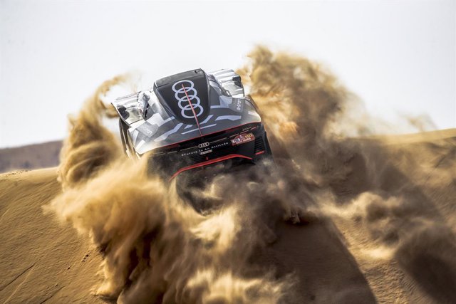 10 January 2022, Saudi Arabia, Al Dawadimi: Spanish racing driver Carlos Sainz for Team Audi Sport races during stage 8 of Rally Dakar 2022 from Al Dawadimi to Wadi Dawasir. Photo: Red Bull Media/ZUMA Press Wire Service/dpa