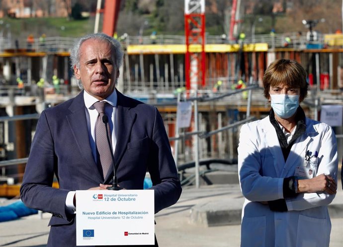 El consejero de Sanidad de la Comunidad de Madrid, Enrique Ruiz Escudero, y la gerente del Hospital Universitario 12 de Octubre, Carmen Martínez de Pancorbo, en las obras del Hospital 12 de Octubre, a 13 de enero de 2022, en Madrid (España). Un nuevo ed